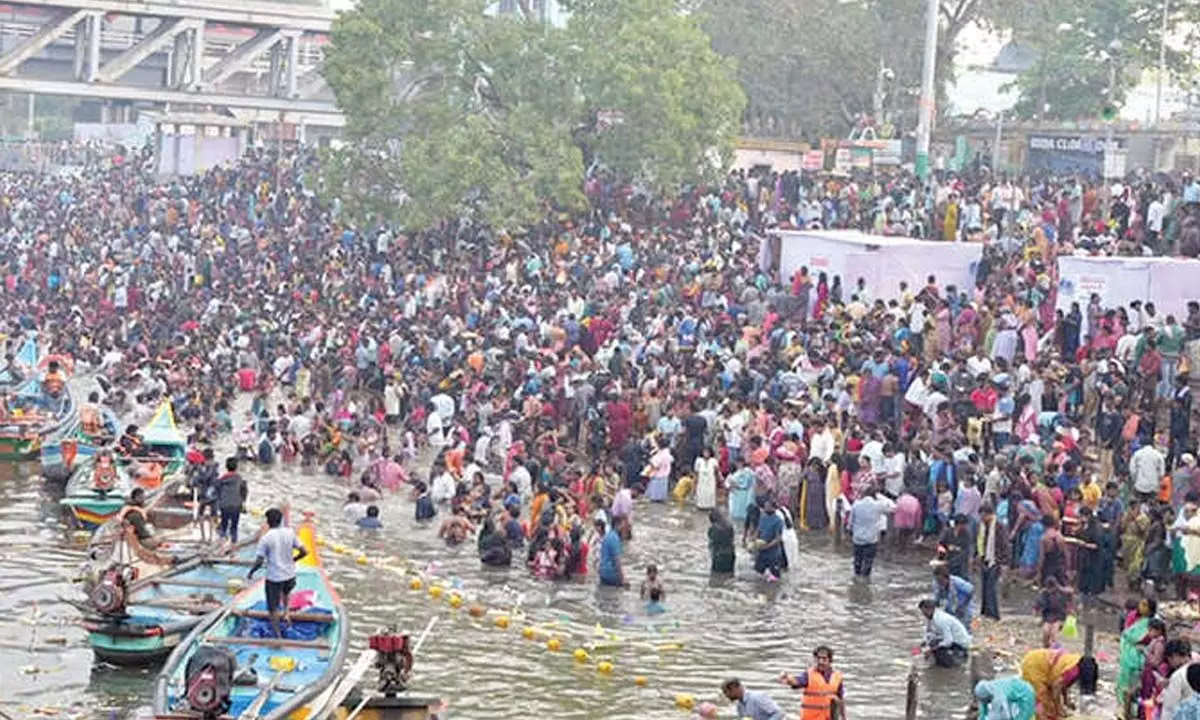 Devotees throng Godavari ghats Devotees throng Godavari ghats