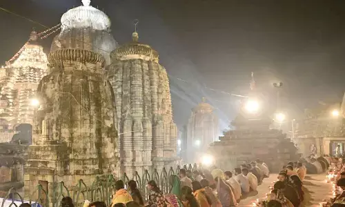 Lakhs of devotees throng Shiva temples