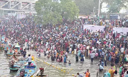 Devotees throng Godavari ghats