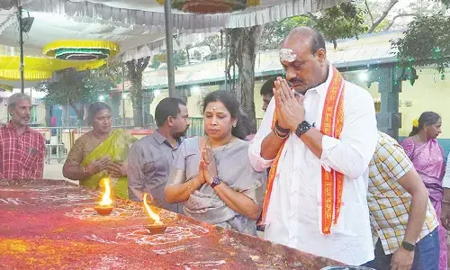 Atchannaidu worships at Pedakakani temple