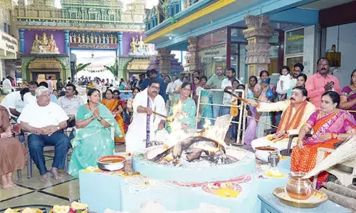 Thousands throng temples Thousands throng temples