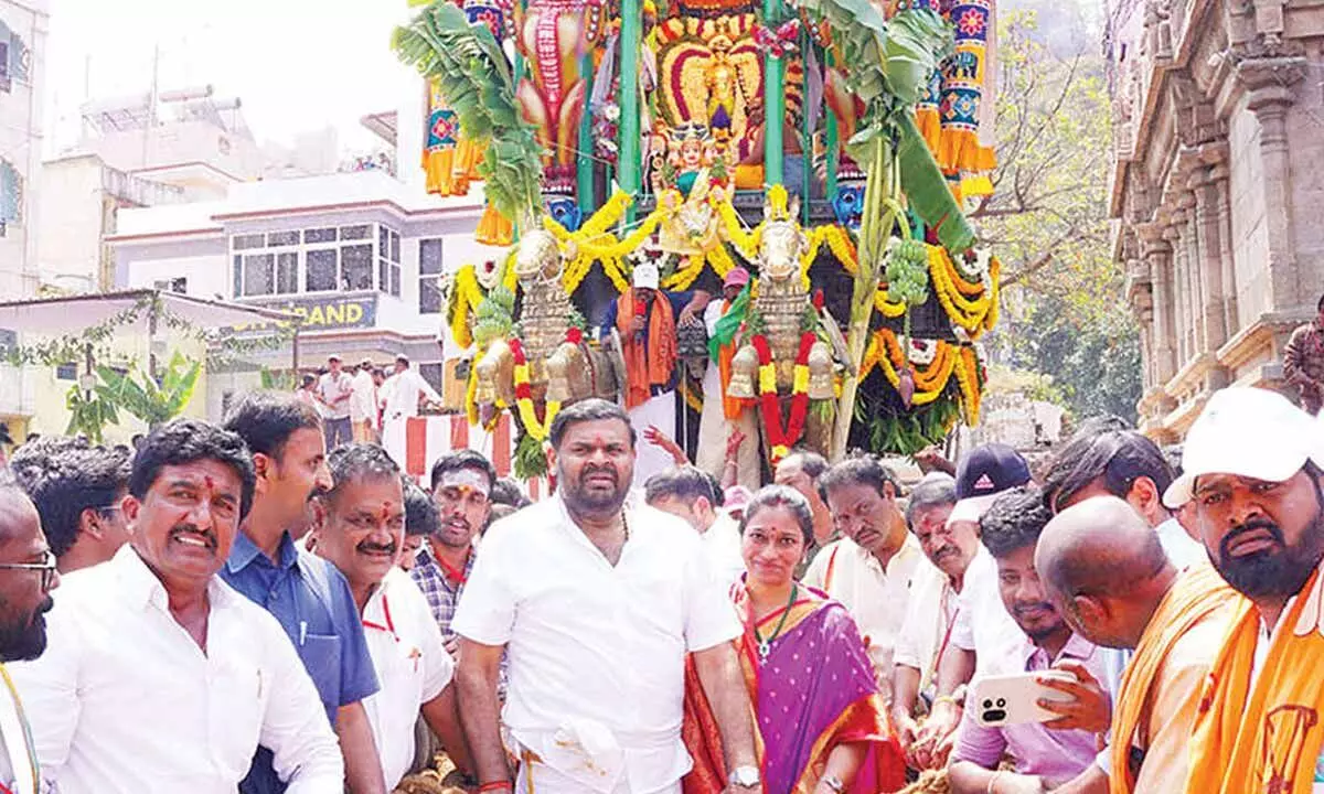 Devotion fills Srikalahasti streets as grand Rathotsavam marks Maha Sivaratri Devotion fills Srikalahasti streets as grand Rathotsavam marks Maha Sivaratri