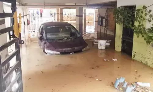 Manjeera Pipeline Burst in Manikonda, water enters into apartments