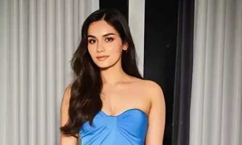 Manushi Chhillar celebrates parents 35th wedding anniversary