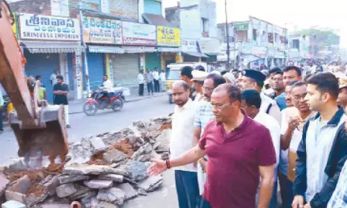 Minister Komatireddy clears traffic bottlenecks in Nalgonda town