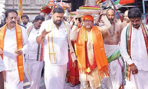 TTD Addl EO offers Pattu Vastrams to Srikalahasteeswara