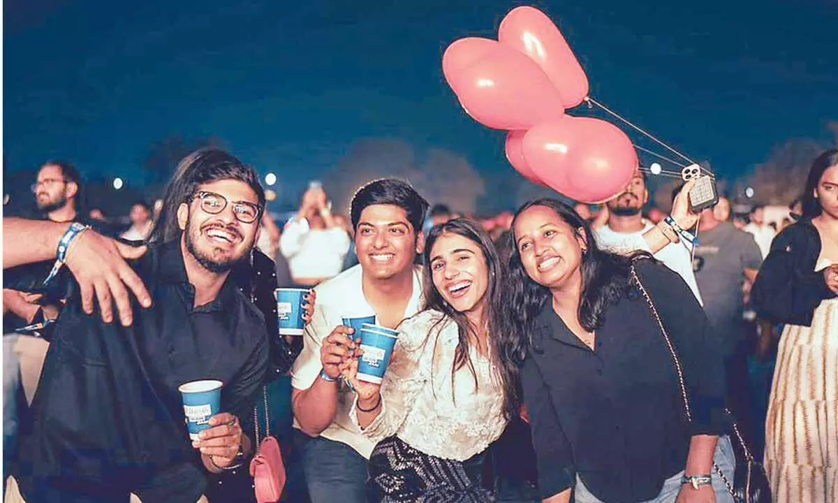 Karthik’s concert turns city into a musical carnival Karthik’s concert turns city into a musical carnival