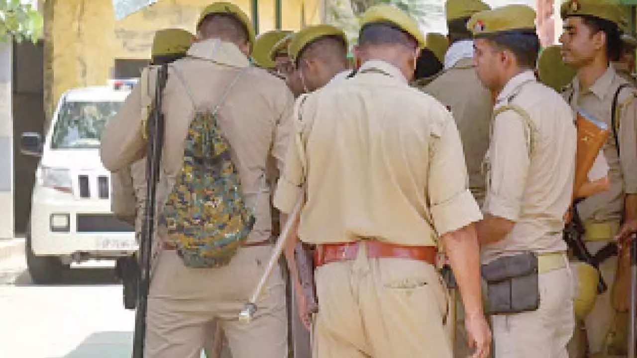 Police constable suspended in Kaushambi for alleged extortion Police constable suspended in Kaushambi for alleged extortion