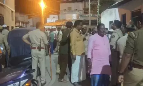 Stone pelting recurs in Karnatakas Bagalkot; police resort to lathi-charge to disperse mob Stone pelting recurs in Karnatakas Bagalkot; police resort to lathi-charge to disperse mob