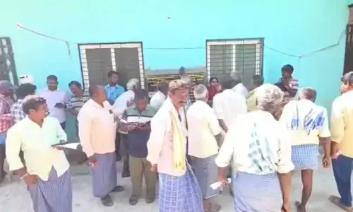 Tension Erupts at Veliminedu PACS Centre Over Online Urea Distribution Tension Erupts at Veliminedu PACS Centre Over Online Urea Distribution