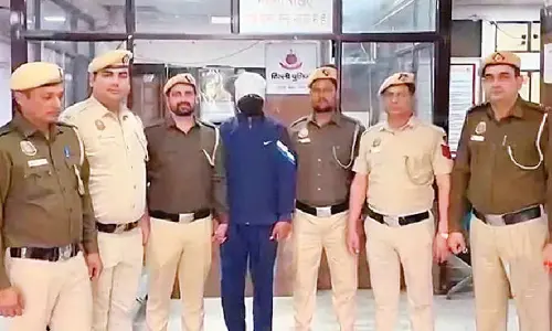 Delhi Police nab accused, pistol seized