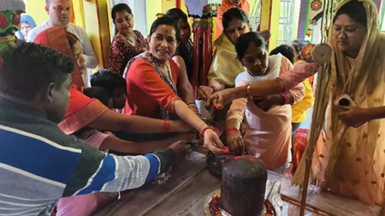 Devotional flower Holi at Samiamai Temple in Prayagraj Devotional flower Holi at Samiamai Temple in Prayagraj