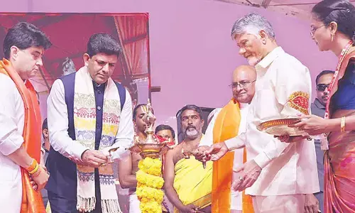 CM hails Dak sevaks’ role in implementing ‘Super Six’