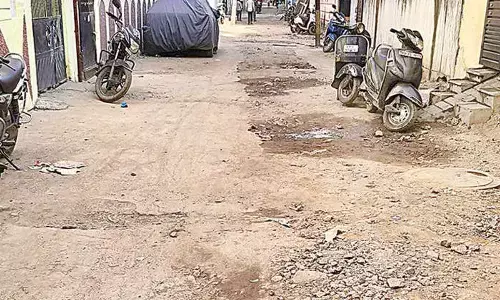 Pot-holed roads, garbage torment Kishanbagh,Bahadurpura dwellers