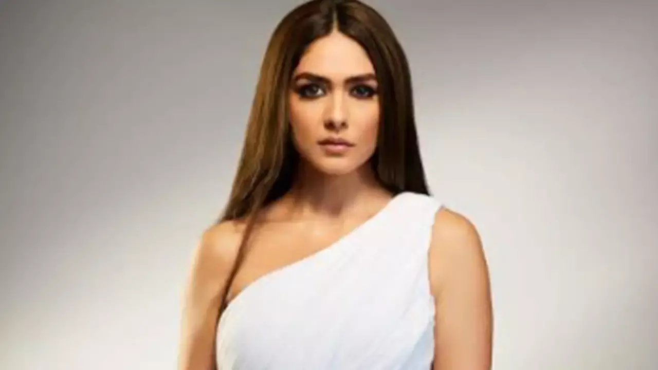 Mrunal Thakur grabs fashion lovers attention