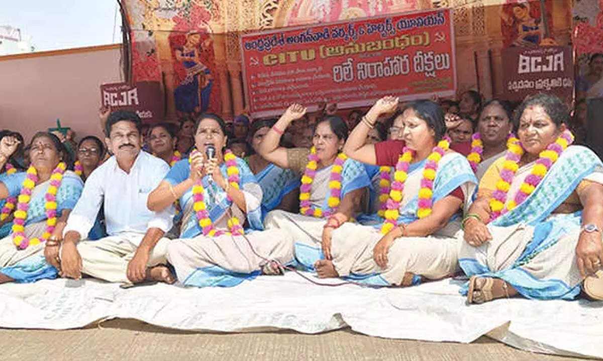 Anganwadi workers demand minimum wages Anganwadi workers demand minimum wages