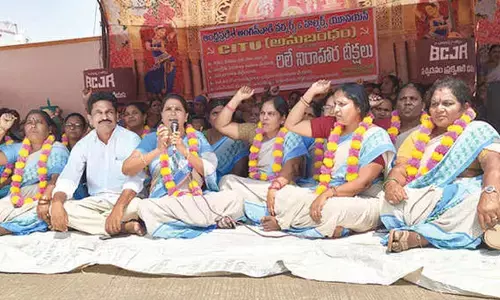 Anganwadi workers demand minimum wages Anganwadi workers demand minimum wages