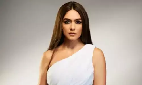 Mrunal Thakur grabs fashion lovers attention Mrunal Thakur grabs fashion lovers attention