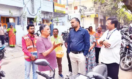 GHMC chief swings into action as citizens gripe about garbage