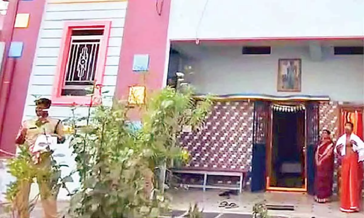 Burglars decamp with 14 tolas gold and Rs 70,000 cash Burglars decamp with 14 tolas gold and Rs 70,000 cash