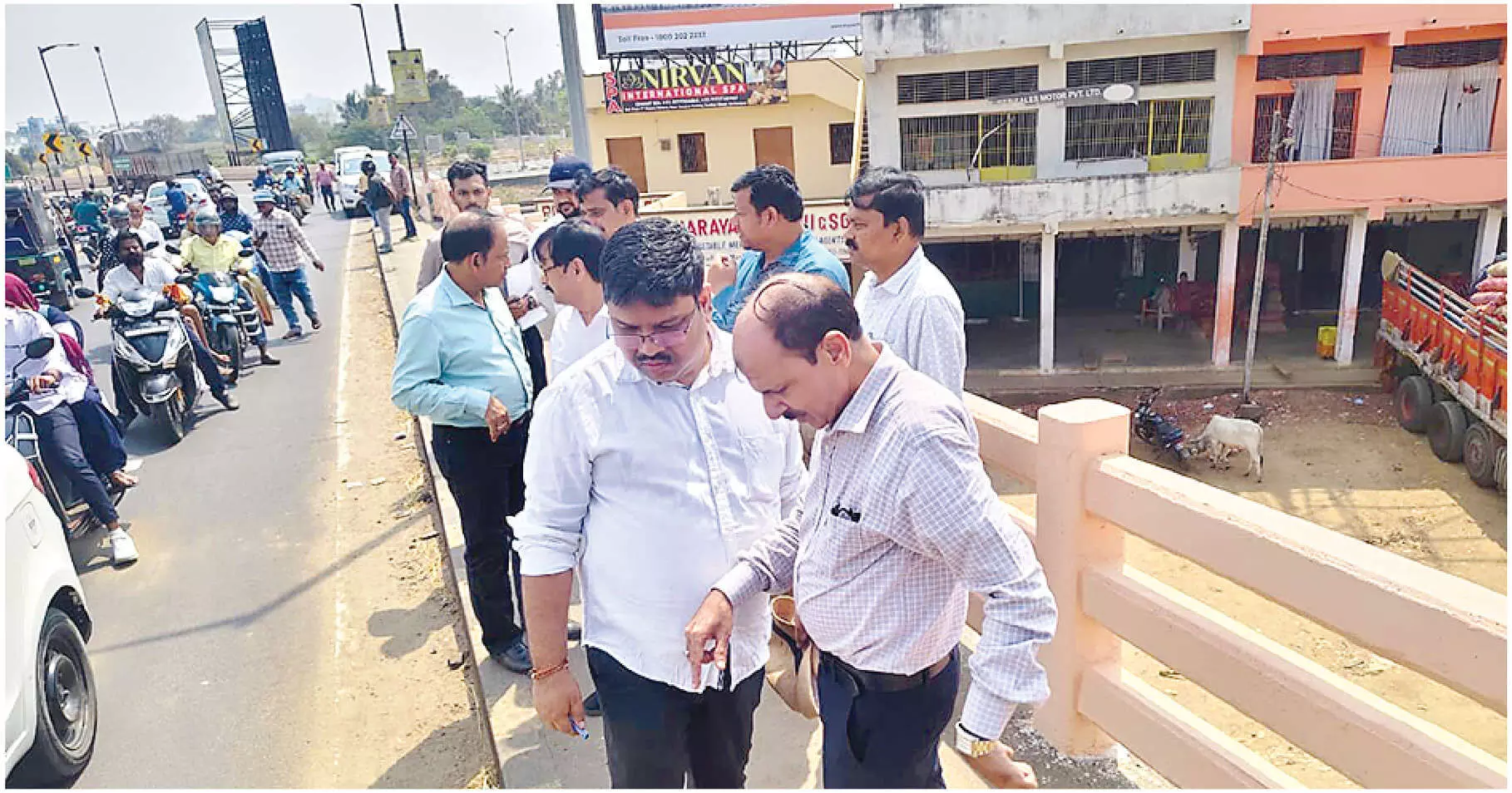 High-level team inspects hazardous bridge High-level team inspects hazardous bridge