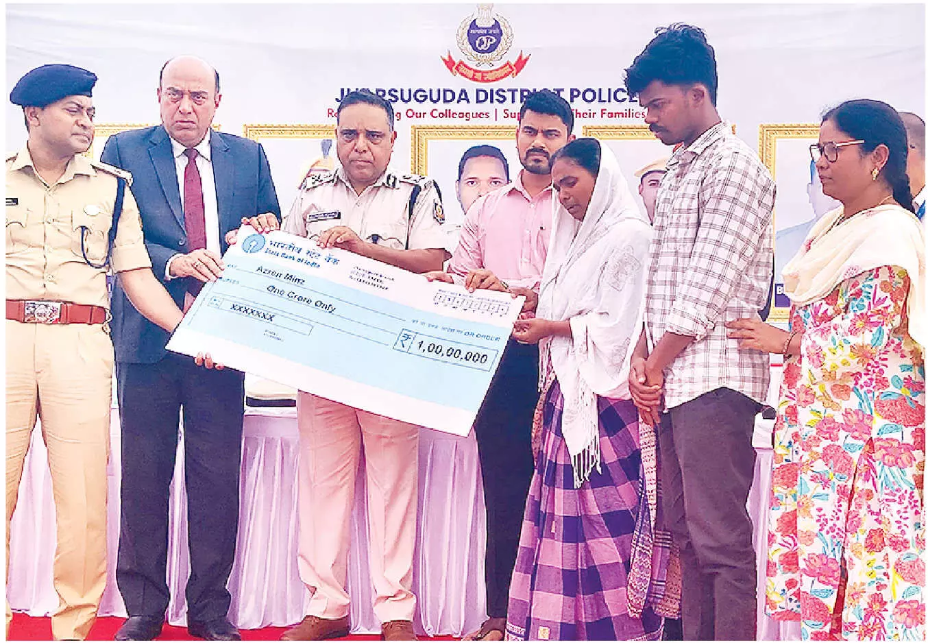 Families of deceased cops get Rs 1.10 cr relief each Families of deceased cops get Rs 1.10 cr relief each