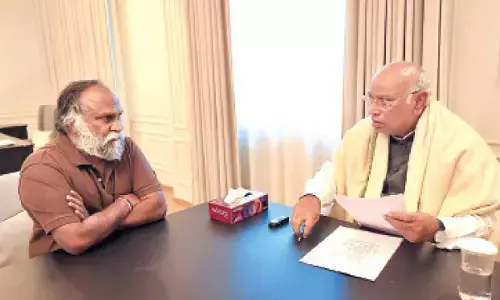 Jagga Reddy meets Kharge, seeks RS tickets for VH, Jetti