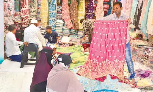 Ramzan shopping picks up pace as stores dangle discounts in city