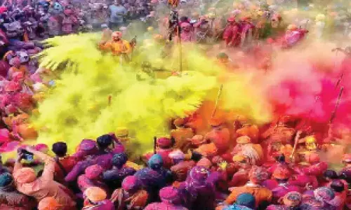 Stay indoors if you are averse to colours: ASP Stay indoors if you are averse to colours: ASP