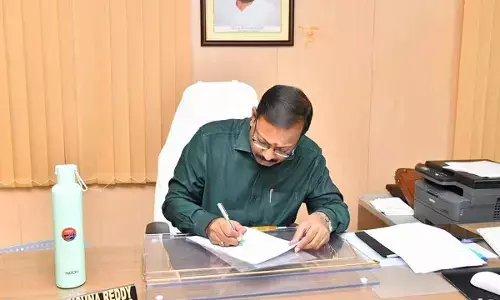 Commissioner pays surprise visit to HMT Nagar