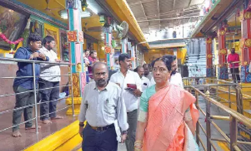 Konda Surekha dismisses four staffer at Balkampet Yellamma Temple