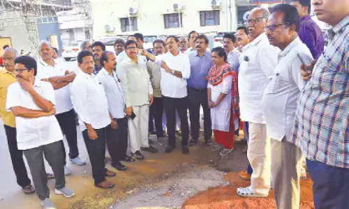 Kesineni reviews traffic, infrastructure issues