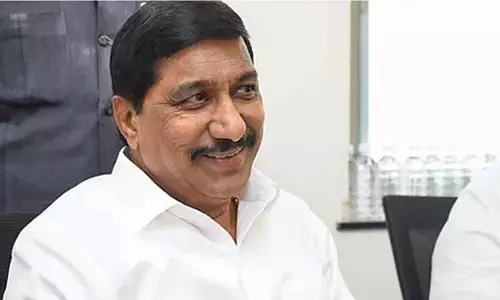 Minister helps road accident victim