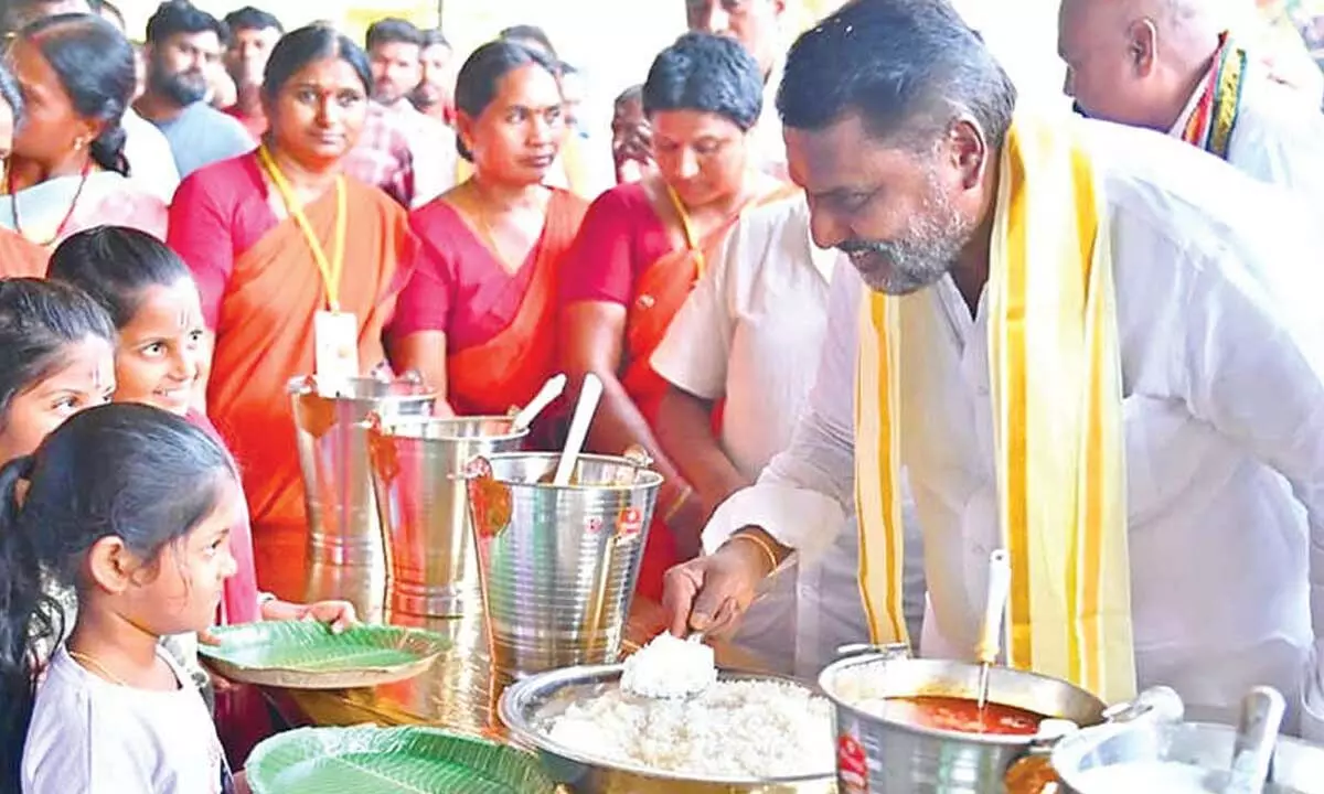 Minister inaugurates Annadanam service at Dharmapuri Temple during Brahmotsavam Minister inaugurates Annadanam service at Dharmapuri Temple during Brahmotsavam