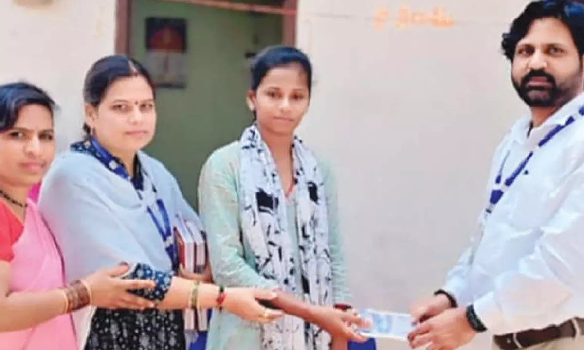 Srinidhi Co-Operative Society extends financial assistance Srinidhi Co-Operative Society extends financial assistance