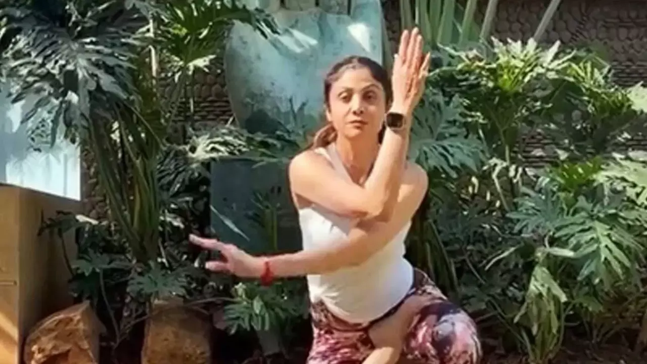 Shilpa Shetty says ‘If one can hold the Vatayansana pose, then can definitely handle Monday’ Shilpa Shetty says ‘If one can hold the Vatayansana pose, then can definitely handle Monday’