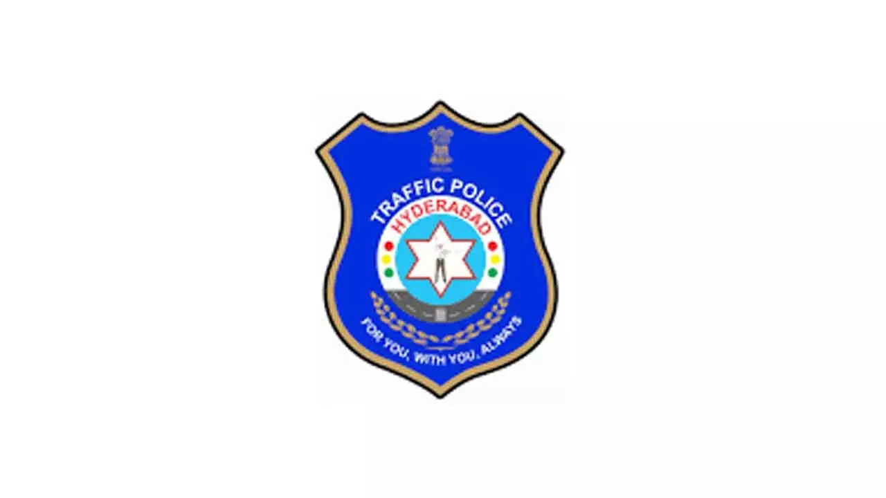 Traffic police distribute free helmets