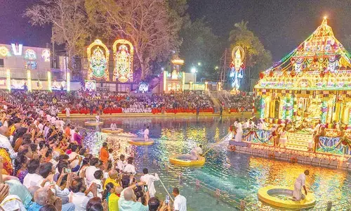 Malayappa Swamy takes joy ride in Pushkarini