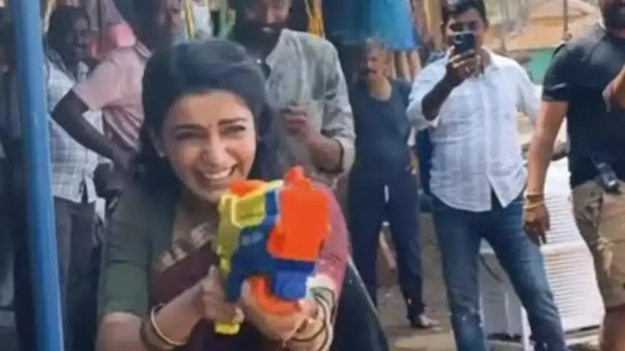 Samantha celebrates Holi in style during ‘MIB’ shoot