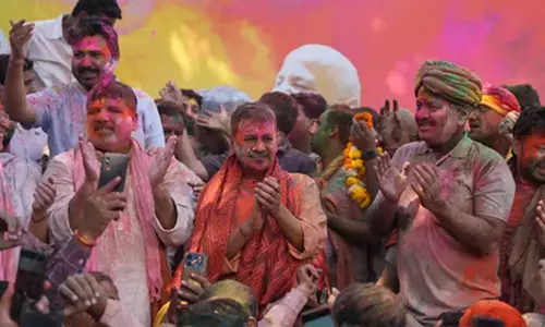 Kejriwal celebrates Kattar Imaandar Holi at Sisodia’s residence, slams BJP over liquor shops