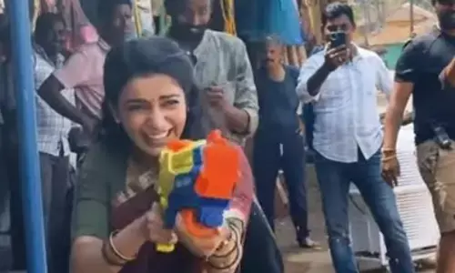 Samantha celebrates Holi in style during ‘MIB’ shoot Samantha celebrates Holi in style during ‘MIB’ shoot