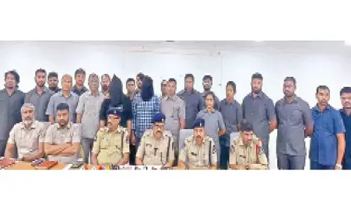 Two foreign drug peddlers held Two foreign drug peddlers held