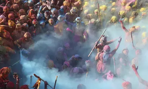 Mathura soaked in Holi festivities