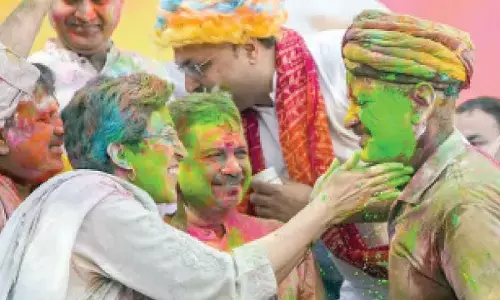 AAP leaders hold Kattar Imandar Holi celebrations, slam Modi govt