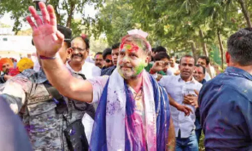 Rahul celebrates Holi with Cong workers at party office