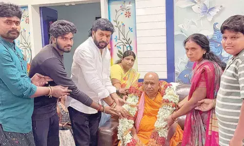 Hampi Seer Vidyananda Bharati Swami meets Gummanuru Narayana