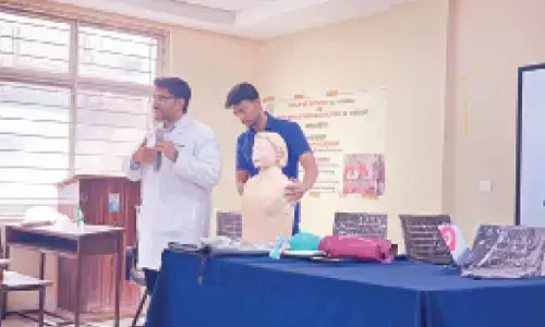 AIG doctor demonstrates first aid at OU Workshop