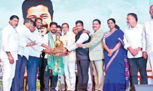 CM urges govt staff to help strengthen Telangana economy