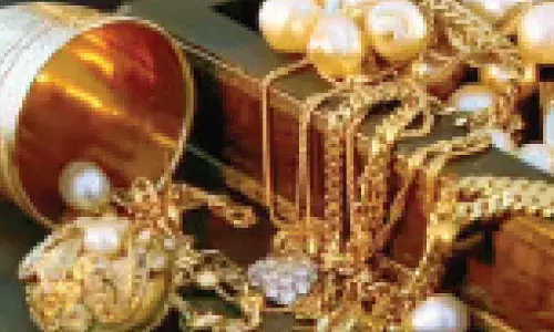 Man poses as seer, cheats woman of gold jewellery