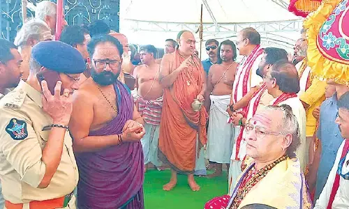 Kanchi Seer participates in Maha Kumbhabhishekam at Indrakeeladri
